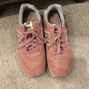 New balance tennis shoes